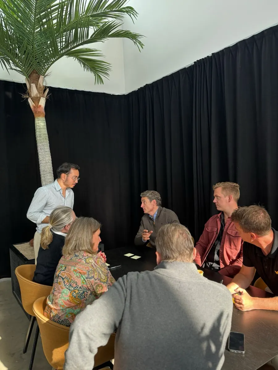 Fredric Lundberg working with a group at a workshop table