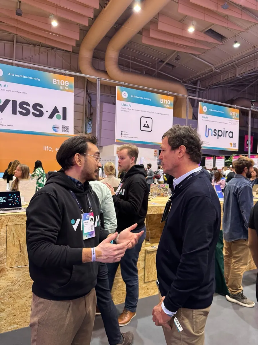 Fredric Lundberg talking to a visitor at the VISS.AI stand at Web Summit