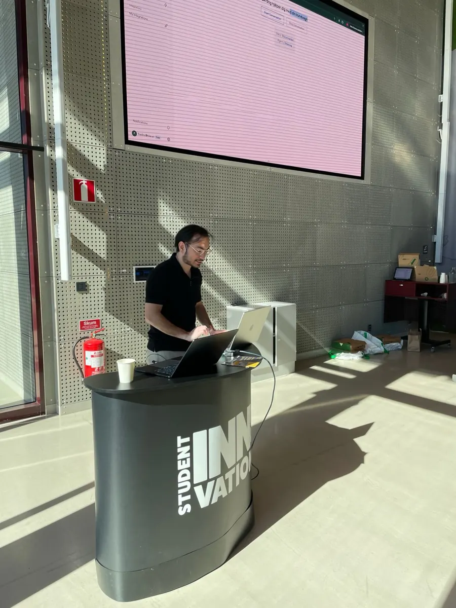 Fredric Lundberg demoing VISS.AI at Student Innovation