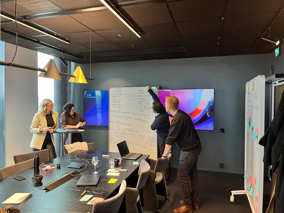 Fredric Lundberg at the whiteboard in an AI workshop
